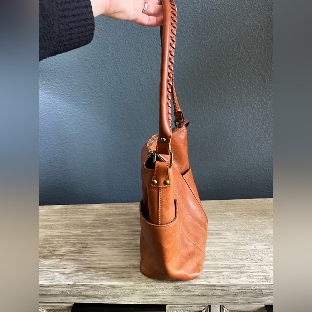 Elegant Tan Leather Shoulder Bag - Picture 2 of 11